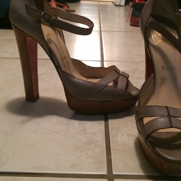 Louboutin pumps with wooden heel - Picture 4 of 7